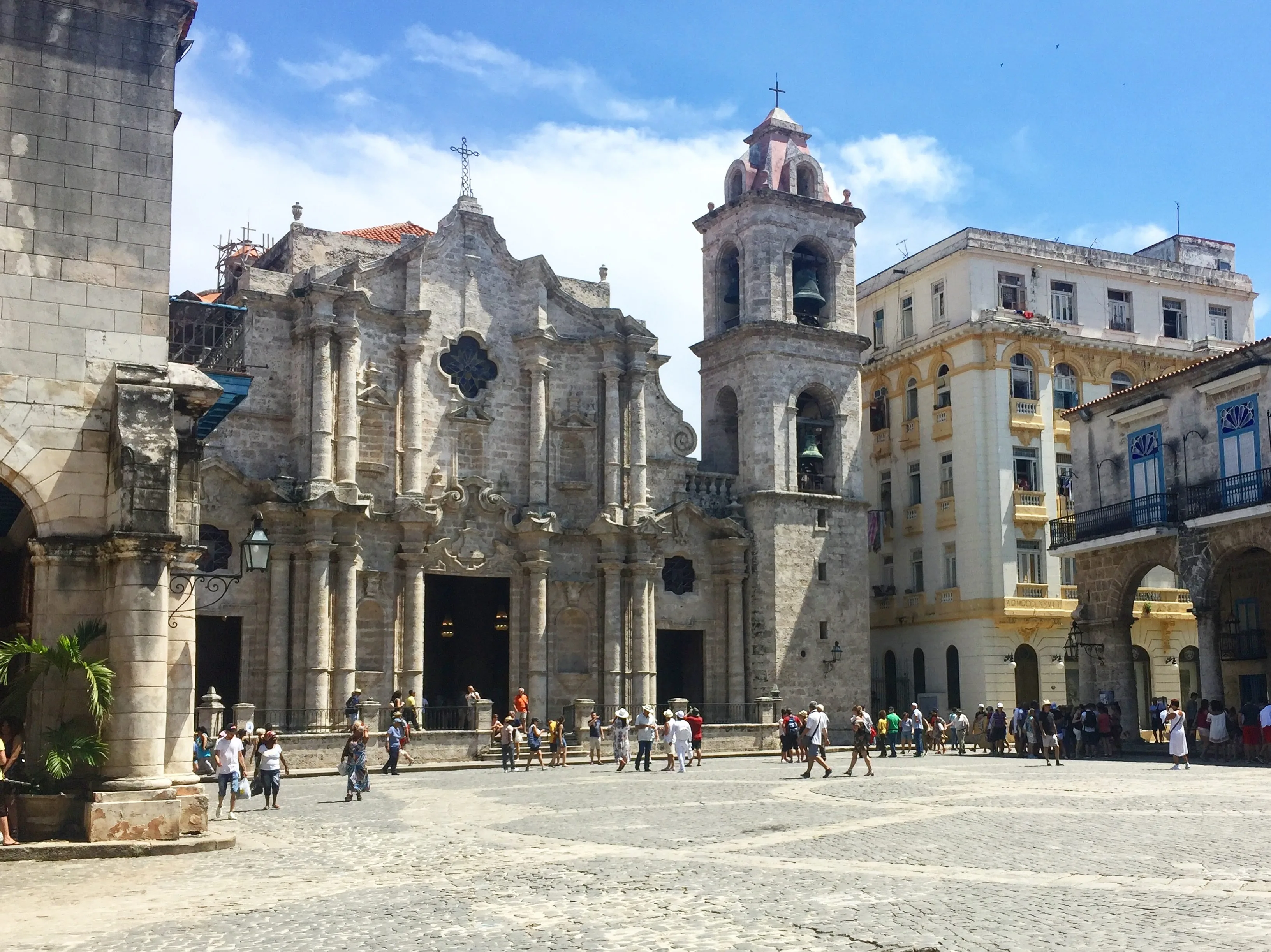 Que faire à La Havane ? Guide de voyage ! 7 La majestueuse cathédrale de La Havane, imposante au milieu de la ville