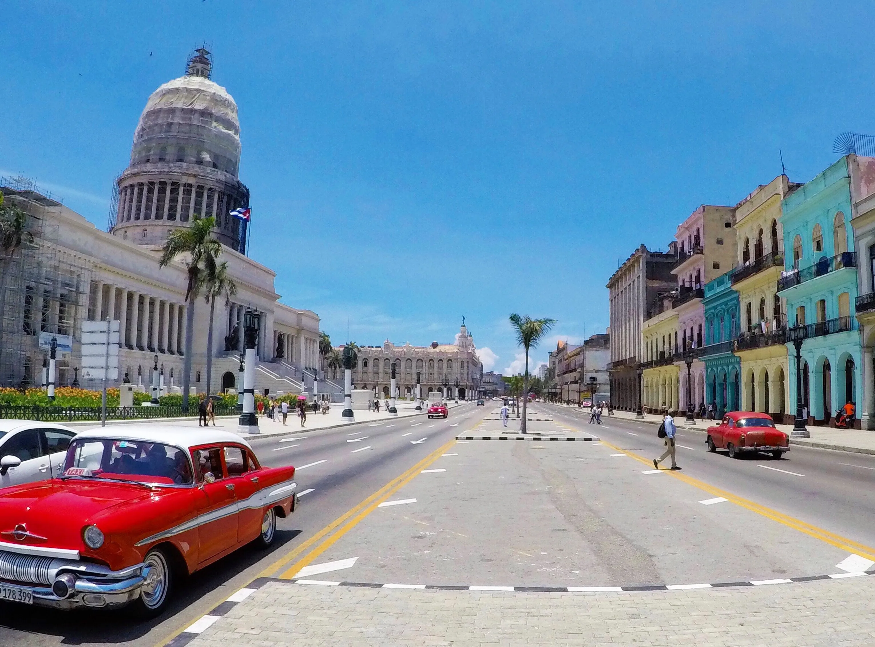 Que faire à La Havane ? Guide de voyage ! 3 L'avenue la plus connue de La Havane et ses voitures anciennes