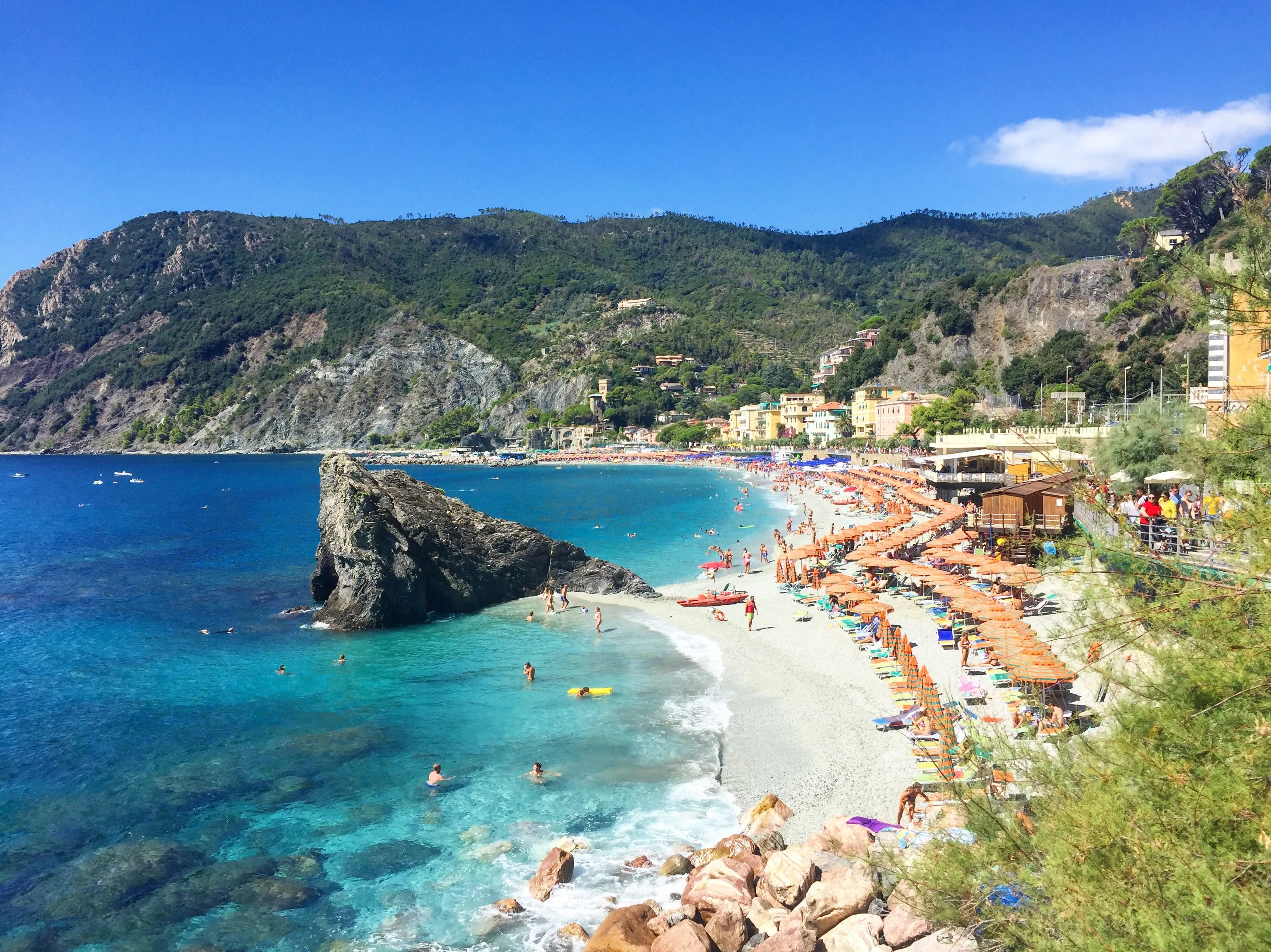 Visiter les Cinque Terre : conseils et bonnes adresses 13 La plage de Monterrosso al Mare aux Cinque Terre