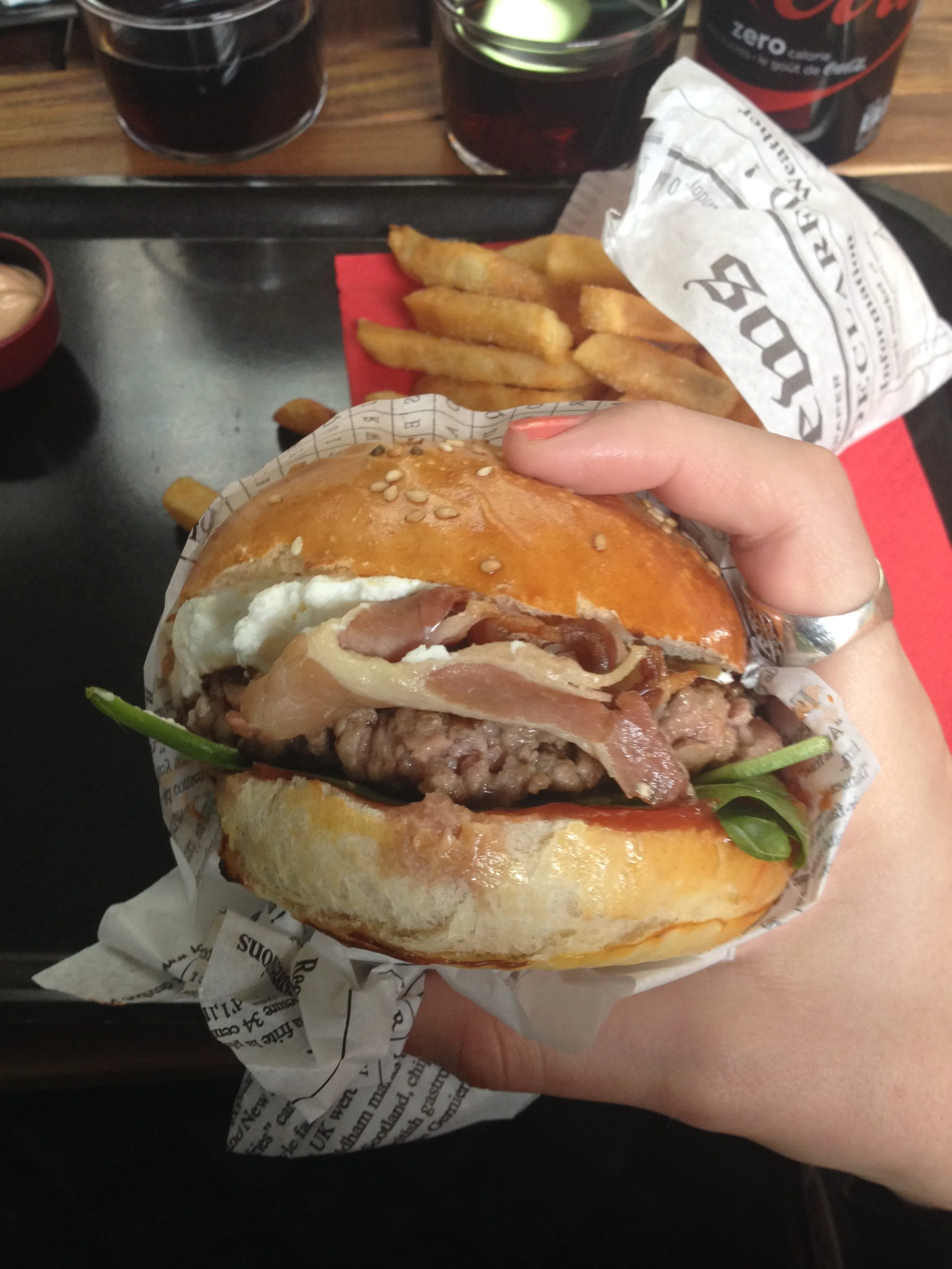 Dégustation d'un bon burger au marché des enfants rouges à Paris