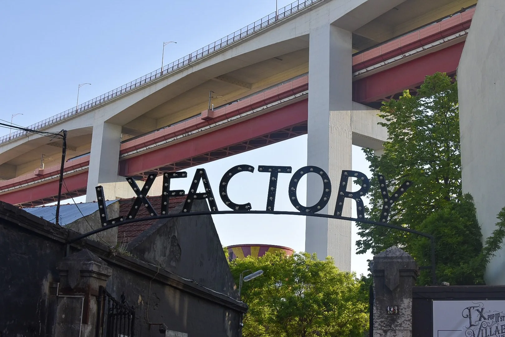 Que faire à Lisbonne en 4 jours : Le City-Guide ! 9 J'ai pris un cocktail au LX Factory, avec une vue sur toute la ville