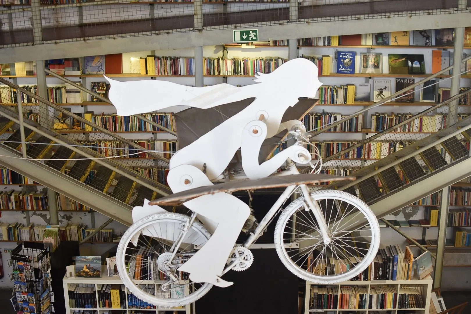 Que faire à Lisbonne en 4 jours : Le City-Guide ! 10 Découverte de la bibliothèque du LX Factory et son incroyable collection