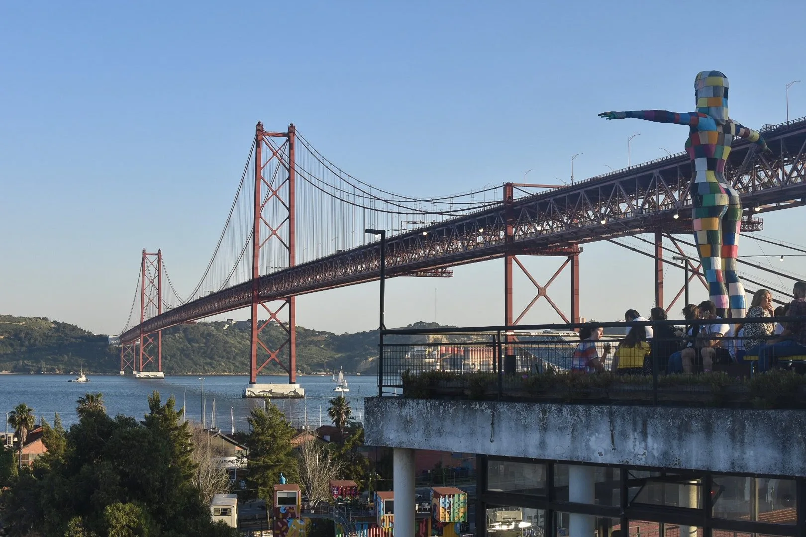 Que faire à Lisbonne en 4 jours : Le City-Guide ! 18 Se rendre au LX Factory en fin de journée pour manger un bout et profiter du coucher de soleil sur le pont du 25 avril