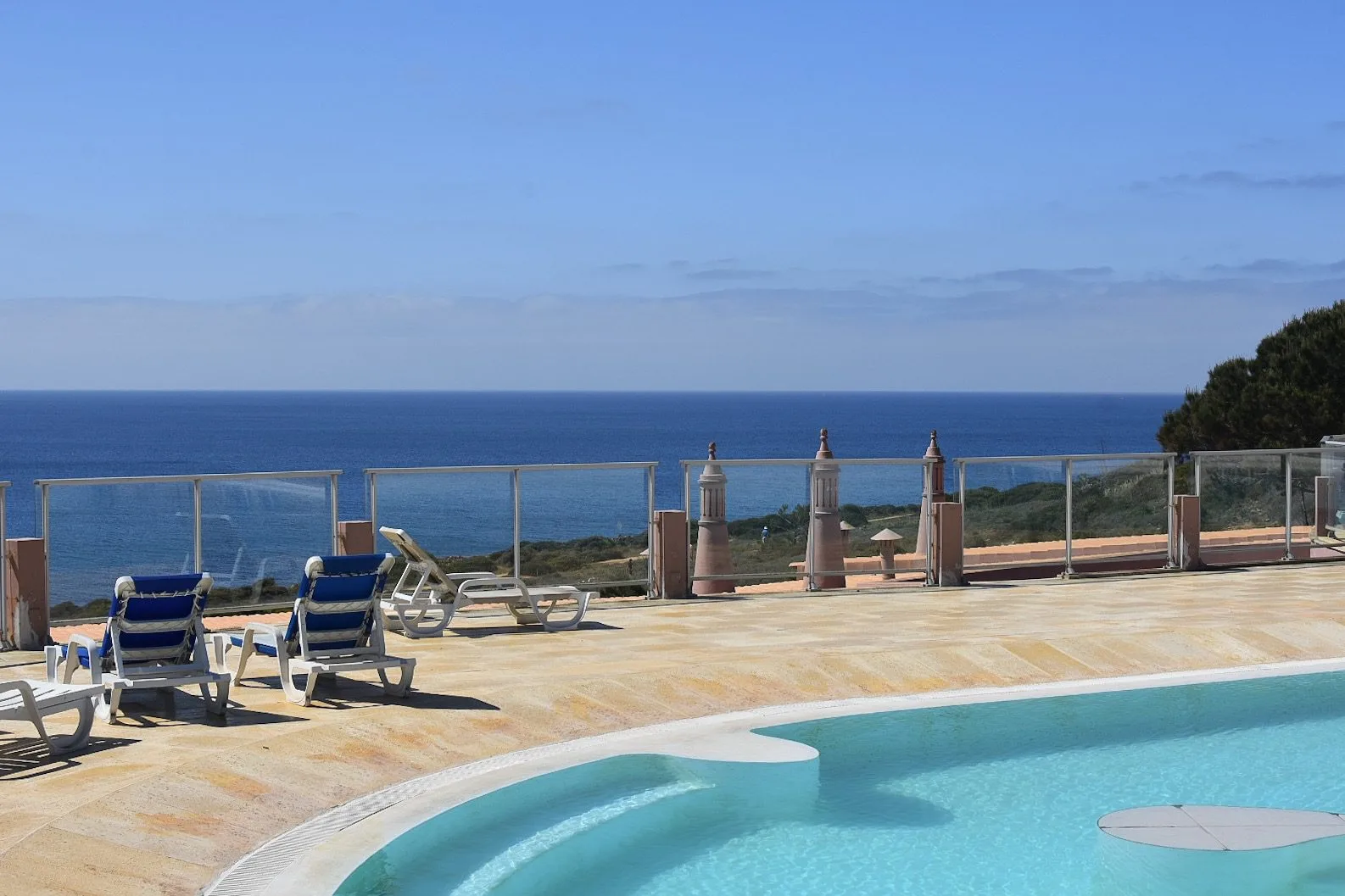 Vue exceptionnelle depuis notre piscine donnant sur la mer