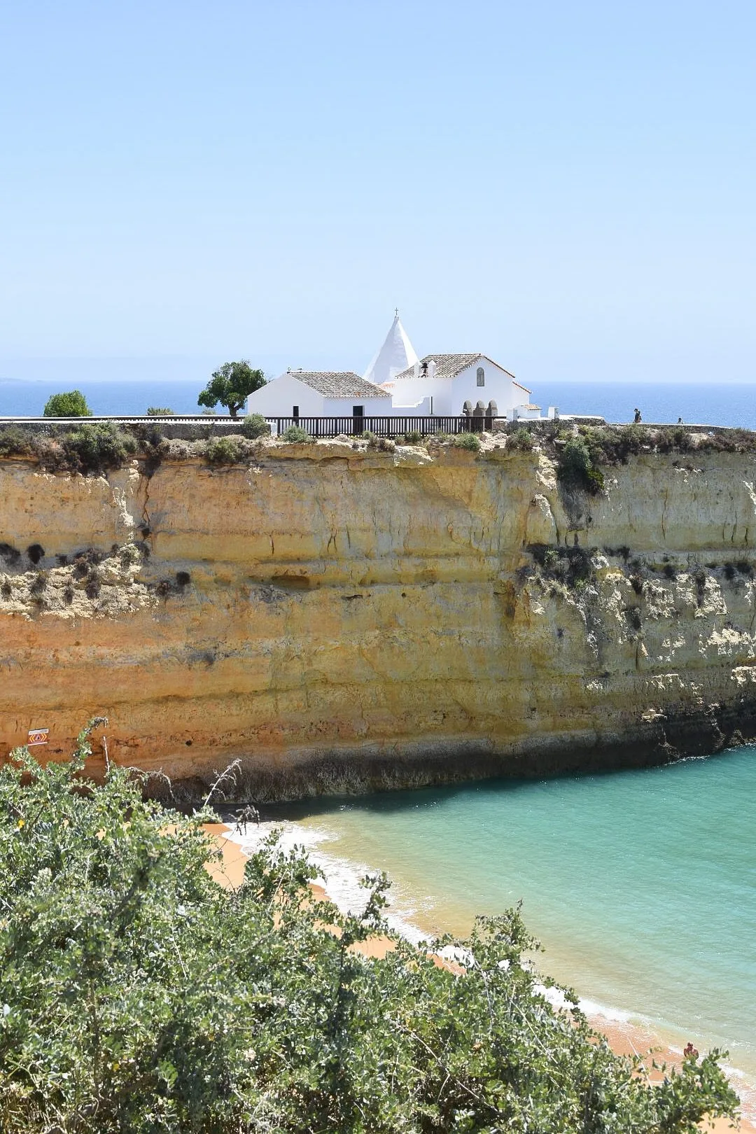 Visiter la Côte d'Algarve en 3 jours : que faire ? 14 Petite église avec une vue plongeante sur l'océan