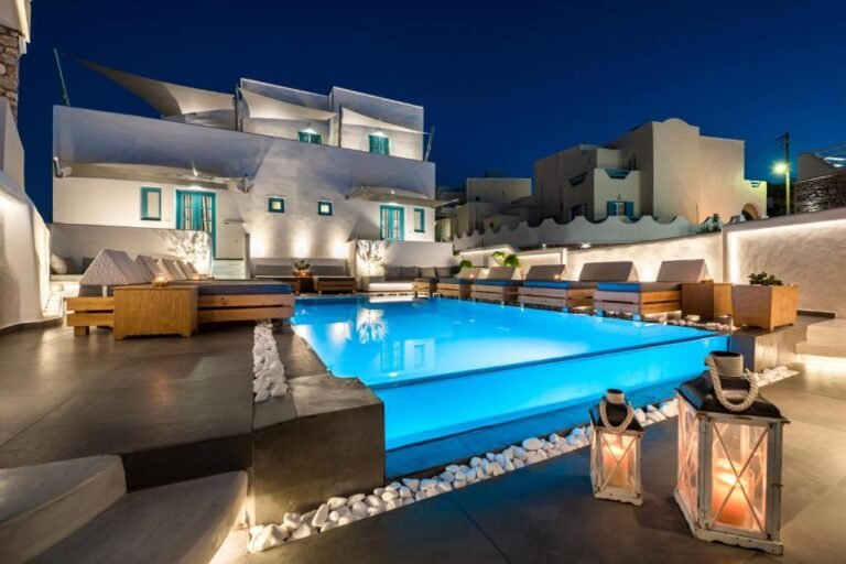 Bel hôtel avec piscine où j'ai dormi pendant mes 4 jours à Santorin