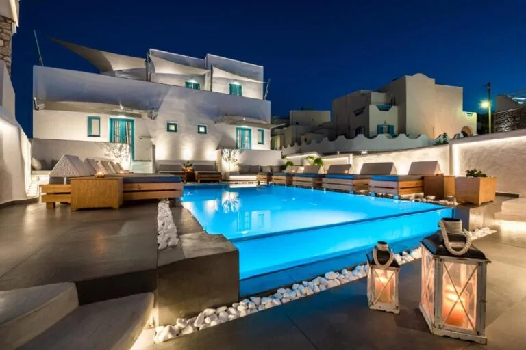 Bel hôtel avec piscine où j'ai dormi pendant mes 4 jours à Santorin