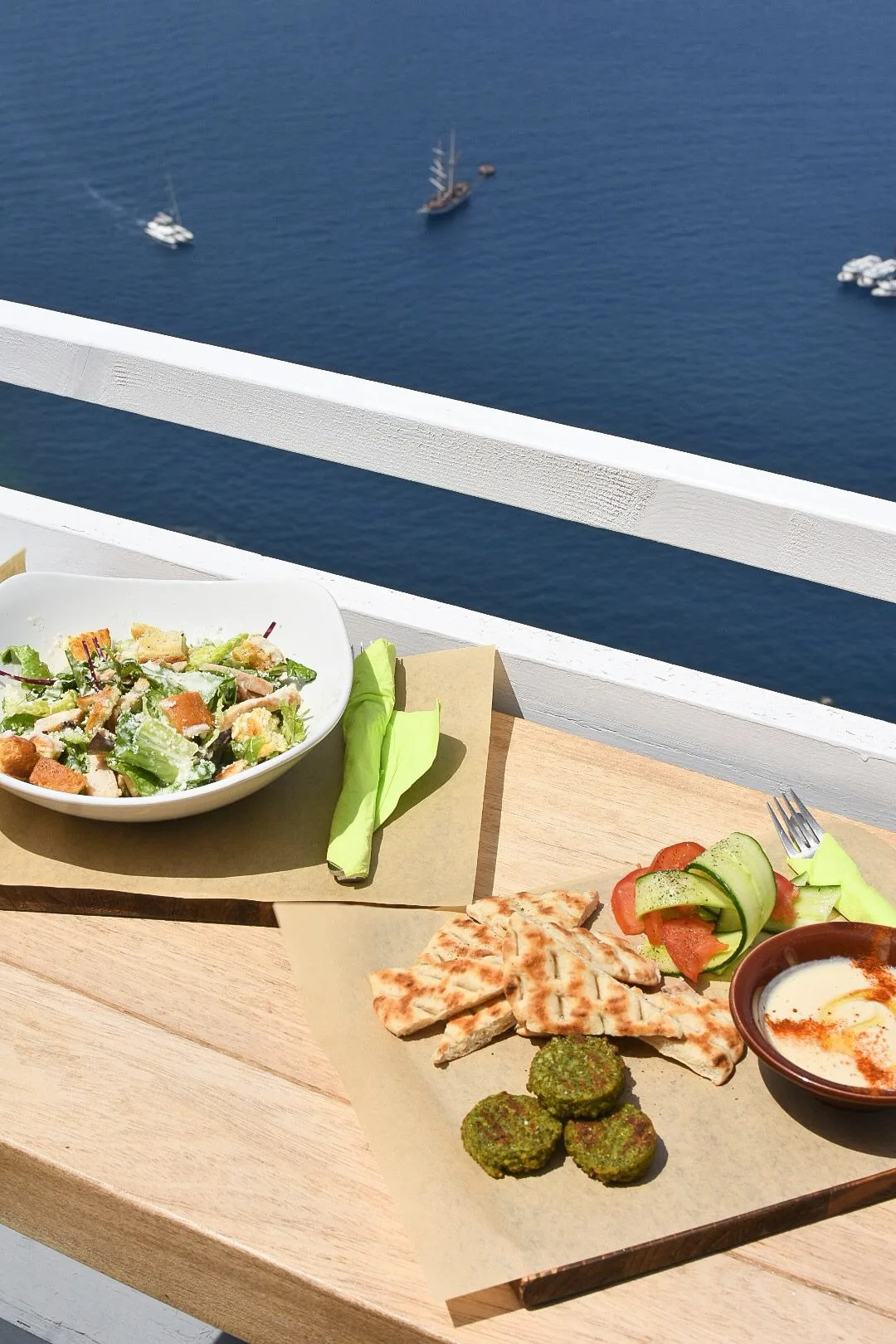 4 jours à Santorin : le guide pratique 14 salade prise dans un restaurant avec vue sur la Celdeira de Santorin