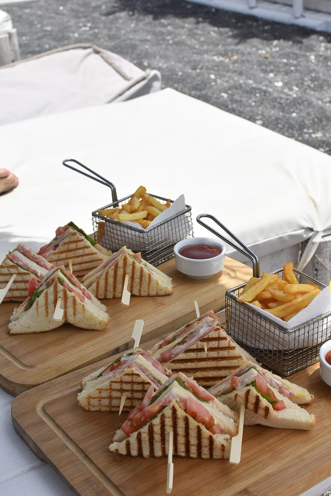 4 jours à Santorin : le guide pratique 15 dégustation d'un club sandwich sur la plage de Perissa