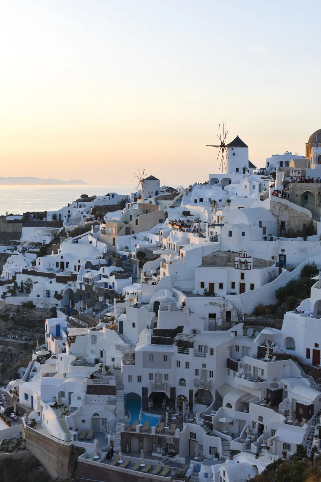 4 jours à Santorin : le guide pratique 2 coucher de soleil depuis les ruines du château byzantin d'Oia pendant mon voyage à Santorin en 4 jours