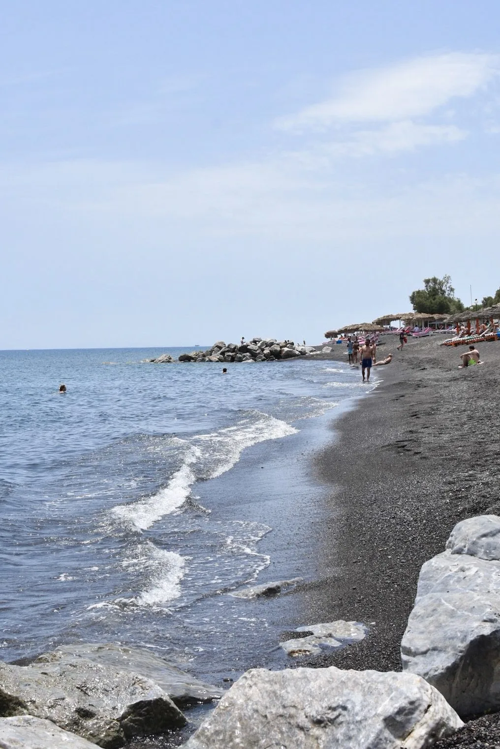 4 jours à Santorin : le guide pratique 10 plage de sable noir de Perissa à Santorin
