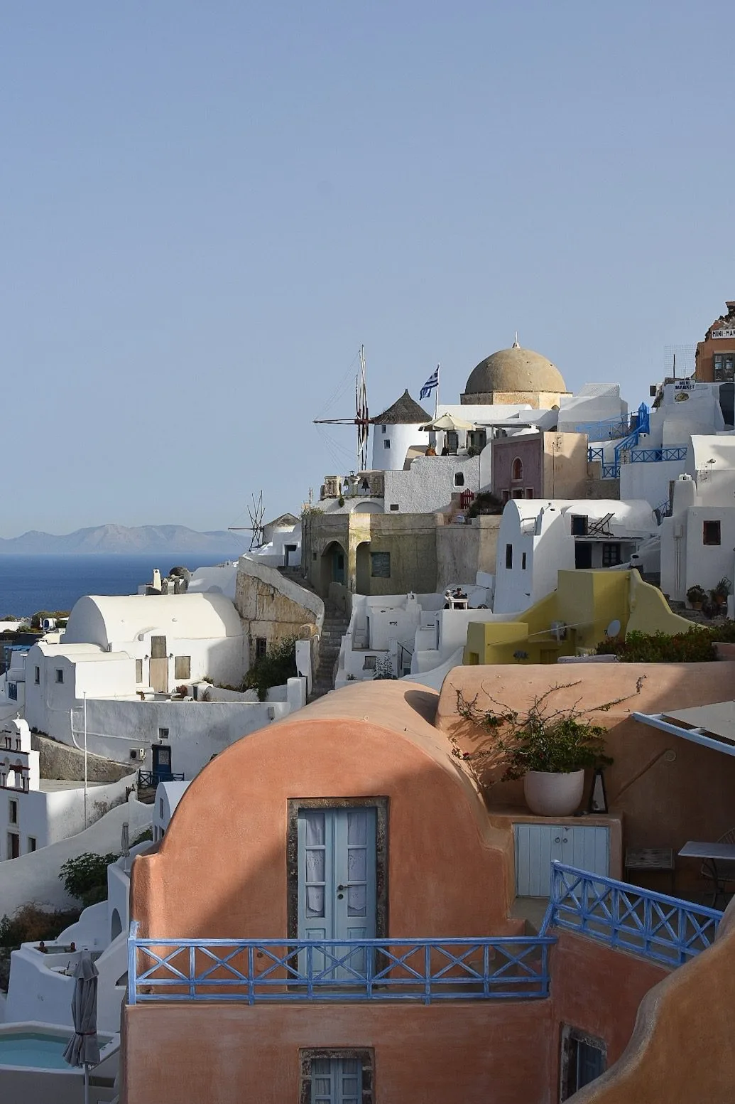 4 jours à Santorin : le guide pratique 3 ruelles blanches et moulins du village d'Oia à Santorin