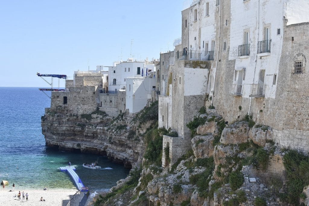 Visiter Polignano a Mare : Que faire + bonnes adresses 4 Vue panoramique sur les falaises de Polignano a Mare depuis la terrasse de Lama Monachile