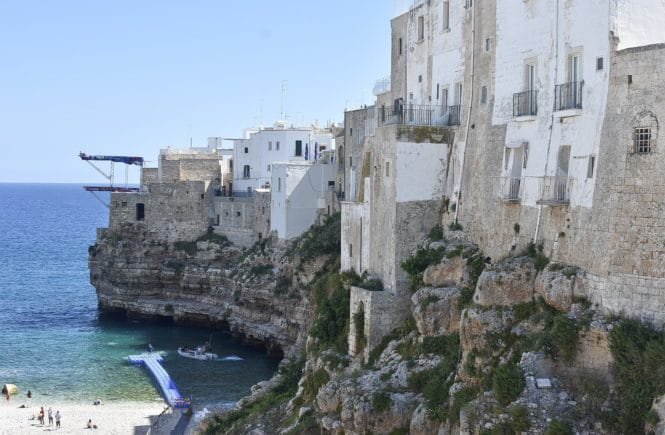 Vue panoramique sur les falaises de Polignano a Mare depuis la terrasse de Lama Monachile