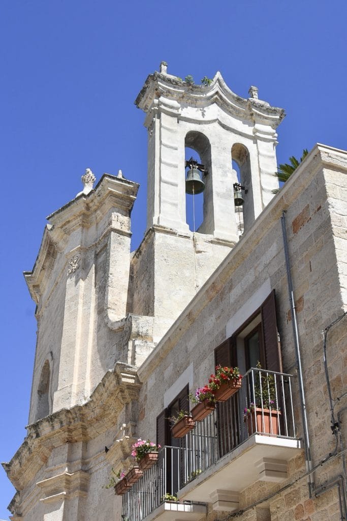 Visiter Polignano a Mare : Que faire + bonnes adresses 3 L'église du centre historique lors d'une visite de Polignano a Mare