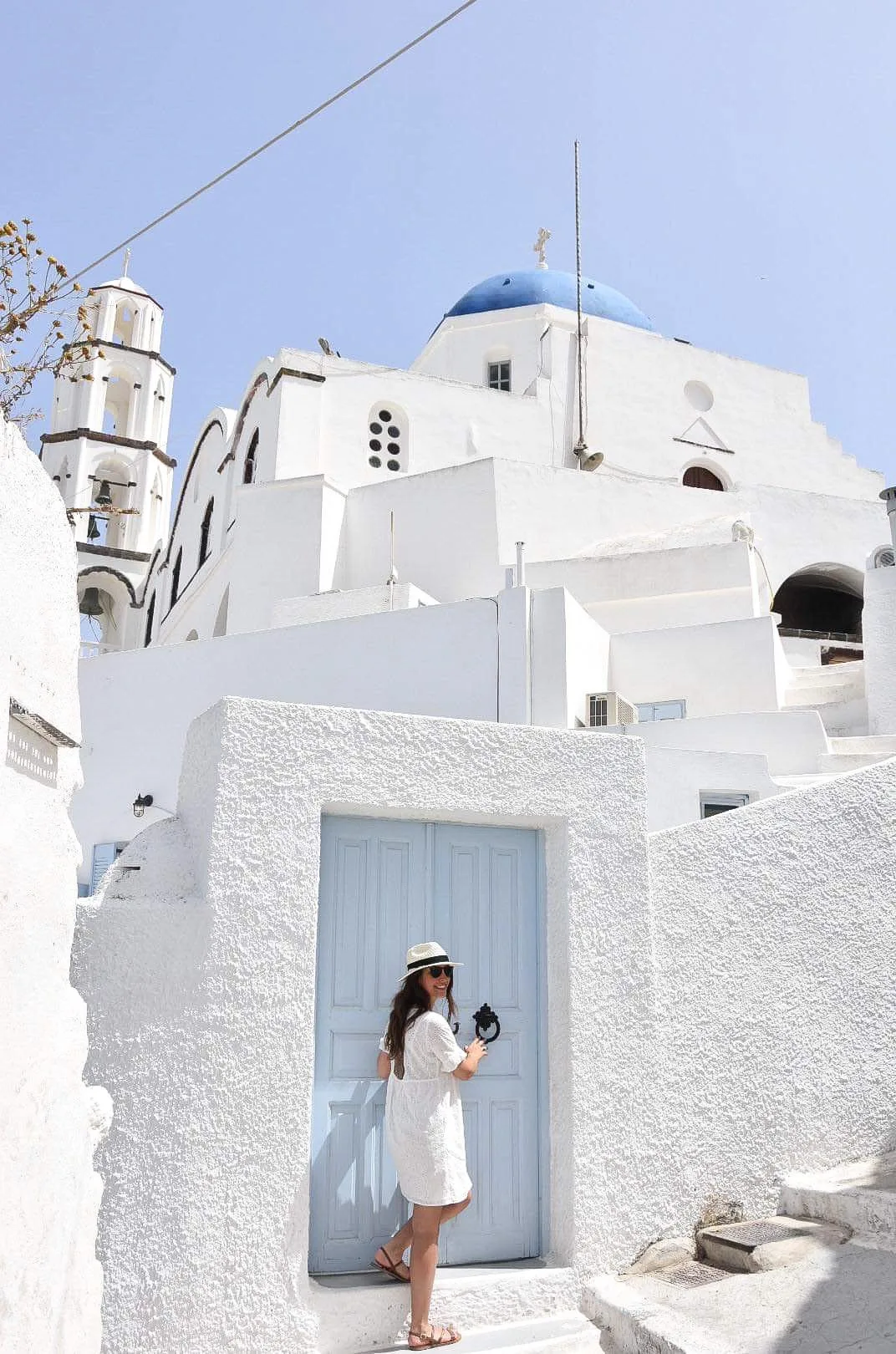 4 jours à Santorin : le guide pratique 6 une église avec son dôme bleu dans le village de Pyrgos à Santorin