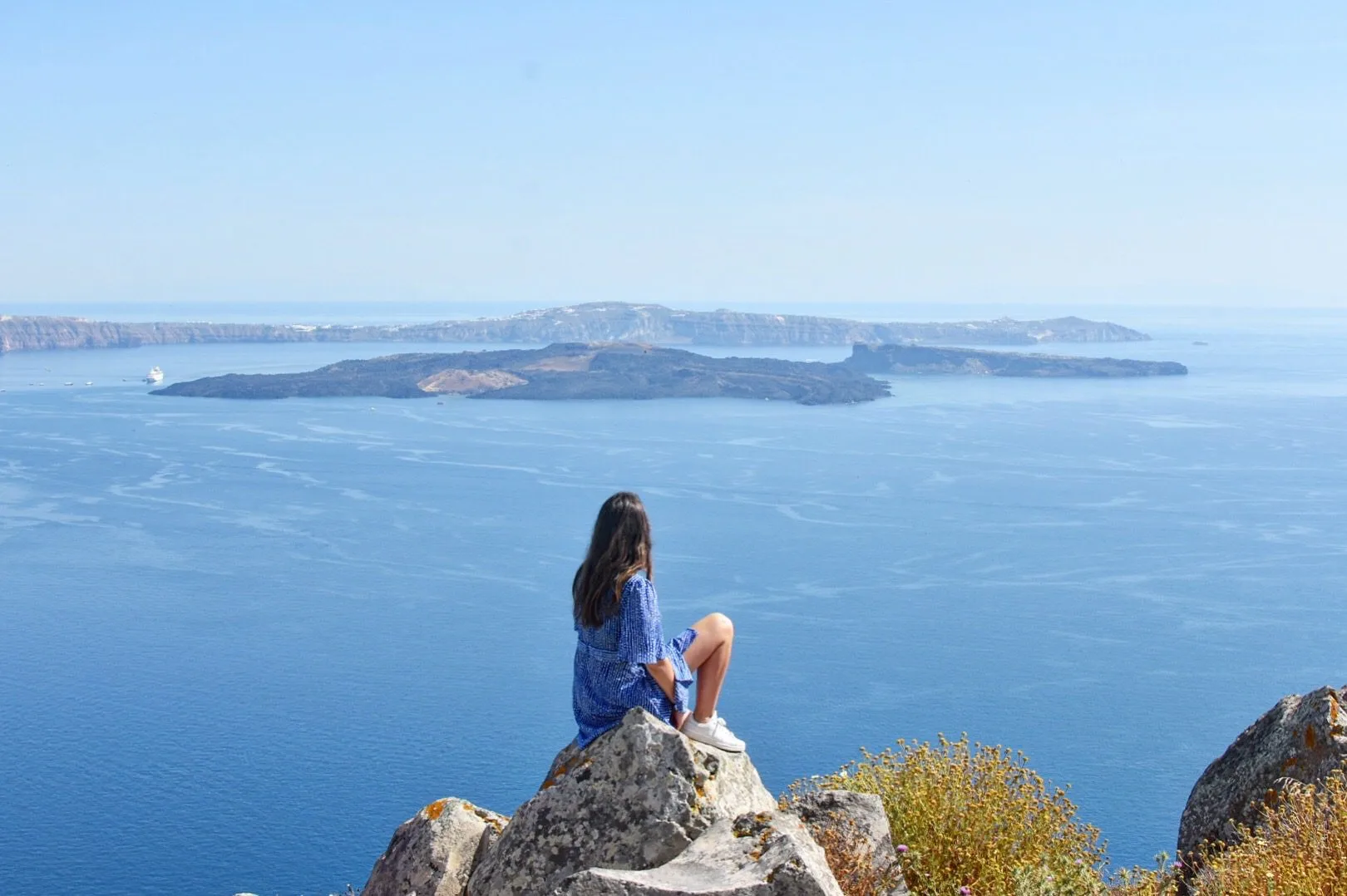 4 jours à Santorin : le guide pratique 12 vue sur la caldera depuis le sentier de randonnée entre Fira et Oia
