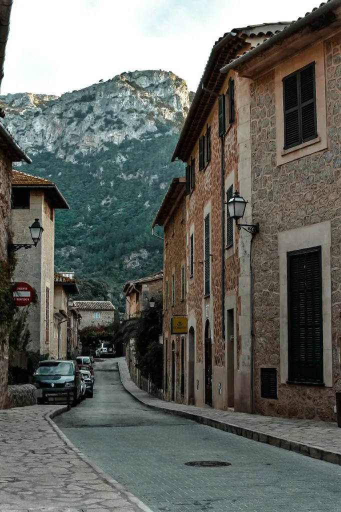 Que faire à Majorque en 4 jours : Guide complet ! 6 Balade dans les ruelles de Deia, un village au creux des montagnes à Majorque