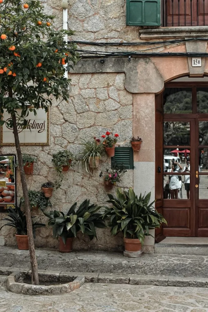 Que faire à Majorque en 4 jours : Guide complet ! 5 Visite du village de Deia et ses magnifiques façades