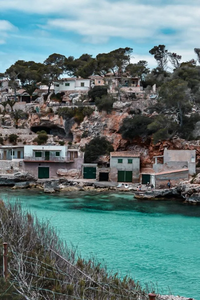 Que faire à Majorque en 4 jours : Guide complet ! 17 Petites maisons typiques qui longent la côte de la Cala Llombard