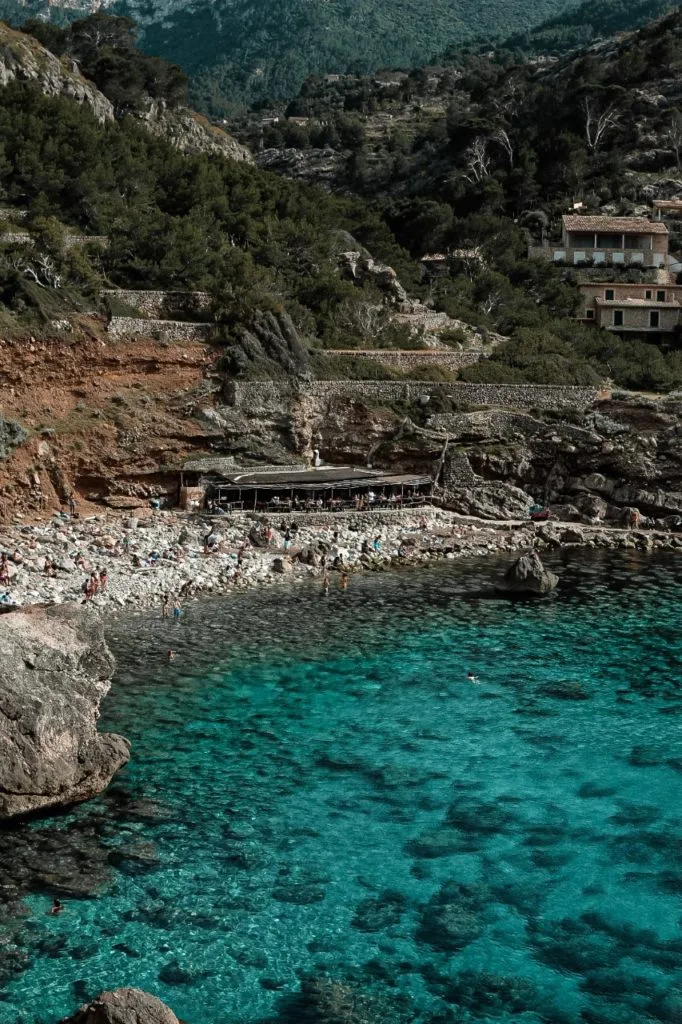Que faire à Majorque en 4 jours : Guide complet ! 7 Cala Deia et le contraste de ses roches avec son eau turquoise