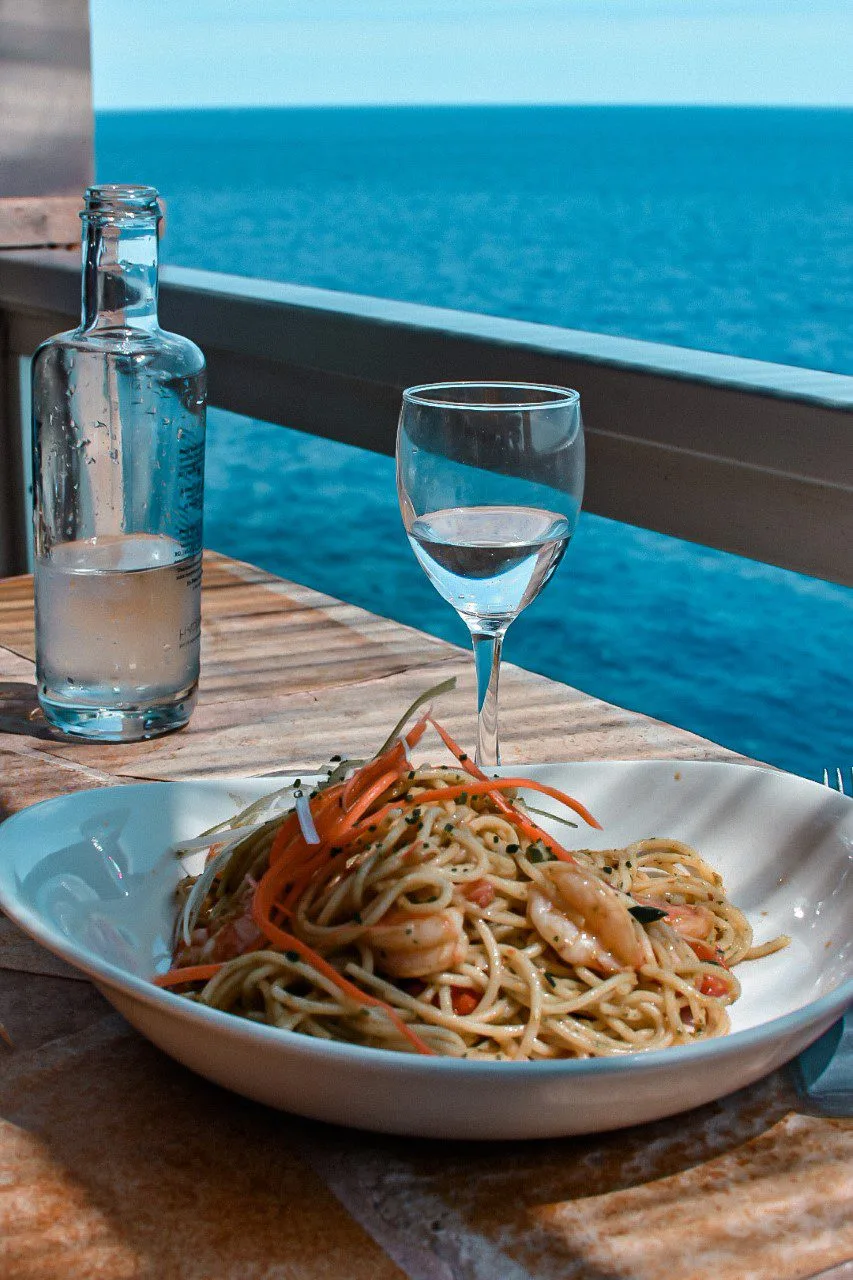 Que faire à Majorque en 4 jours : Guide complet ! 19 Dégustation de pâtes aux crevettes avec vue sur la mer dans un restaurant de Majorque