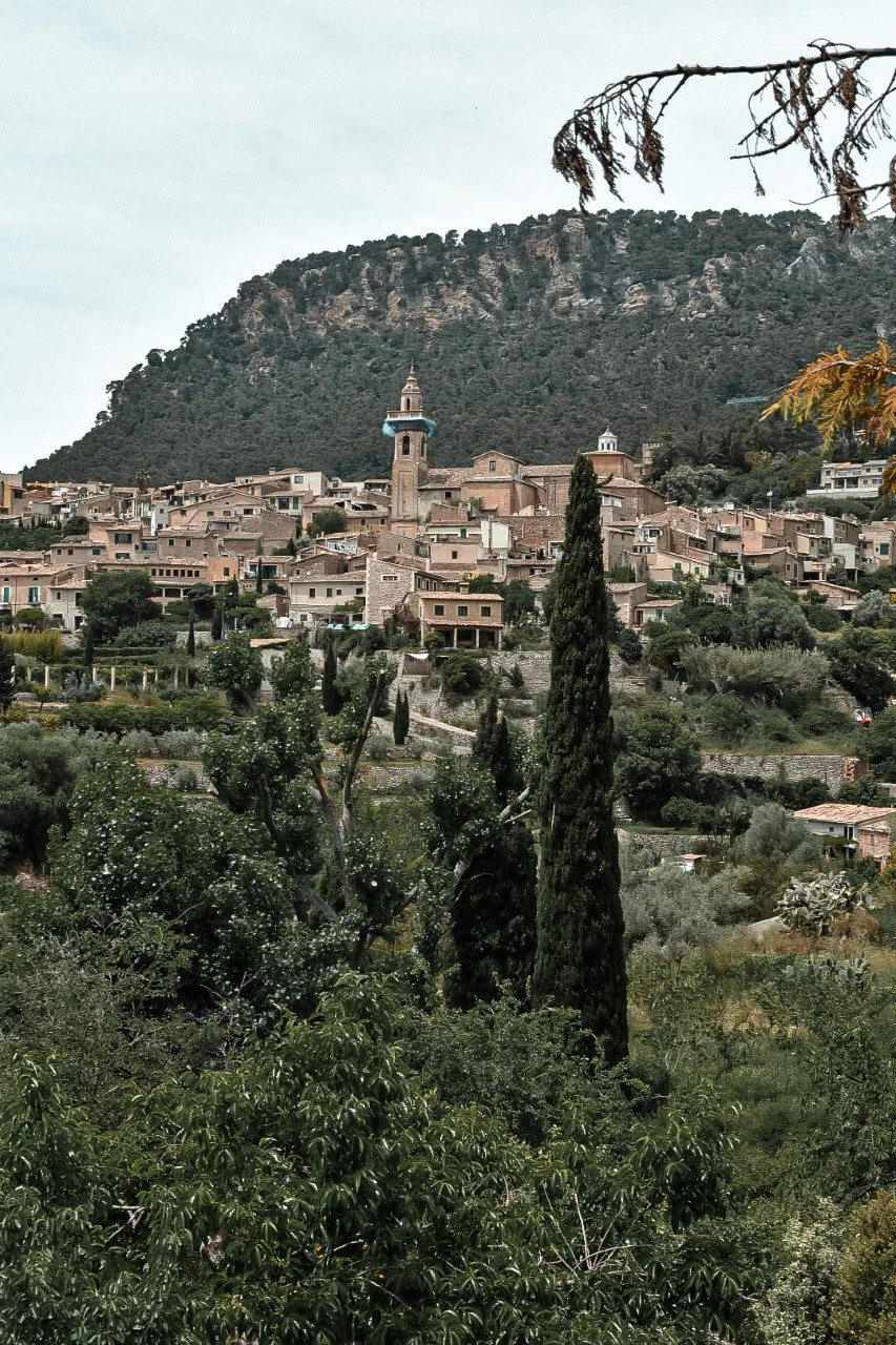 Que faire à Majorque en 4 jours : Guide complet ! 3 Vue incroyable sur le village de Valldemossa à Majorque