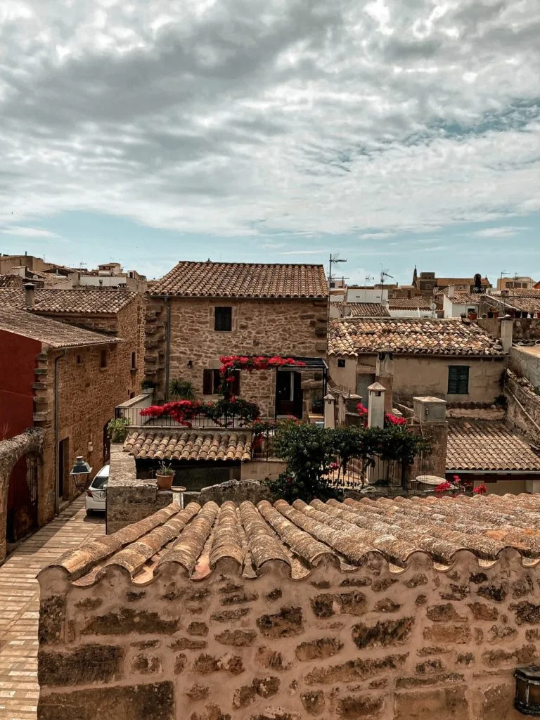 Que faire à Majorque en 4 jours : Guide complet ! 10 Vue sur les balcons fleuris d'Alcudia