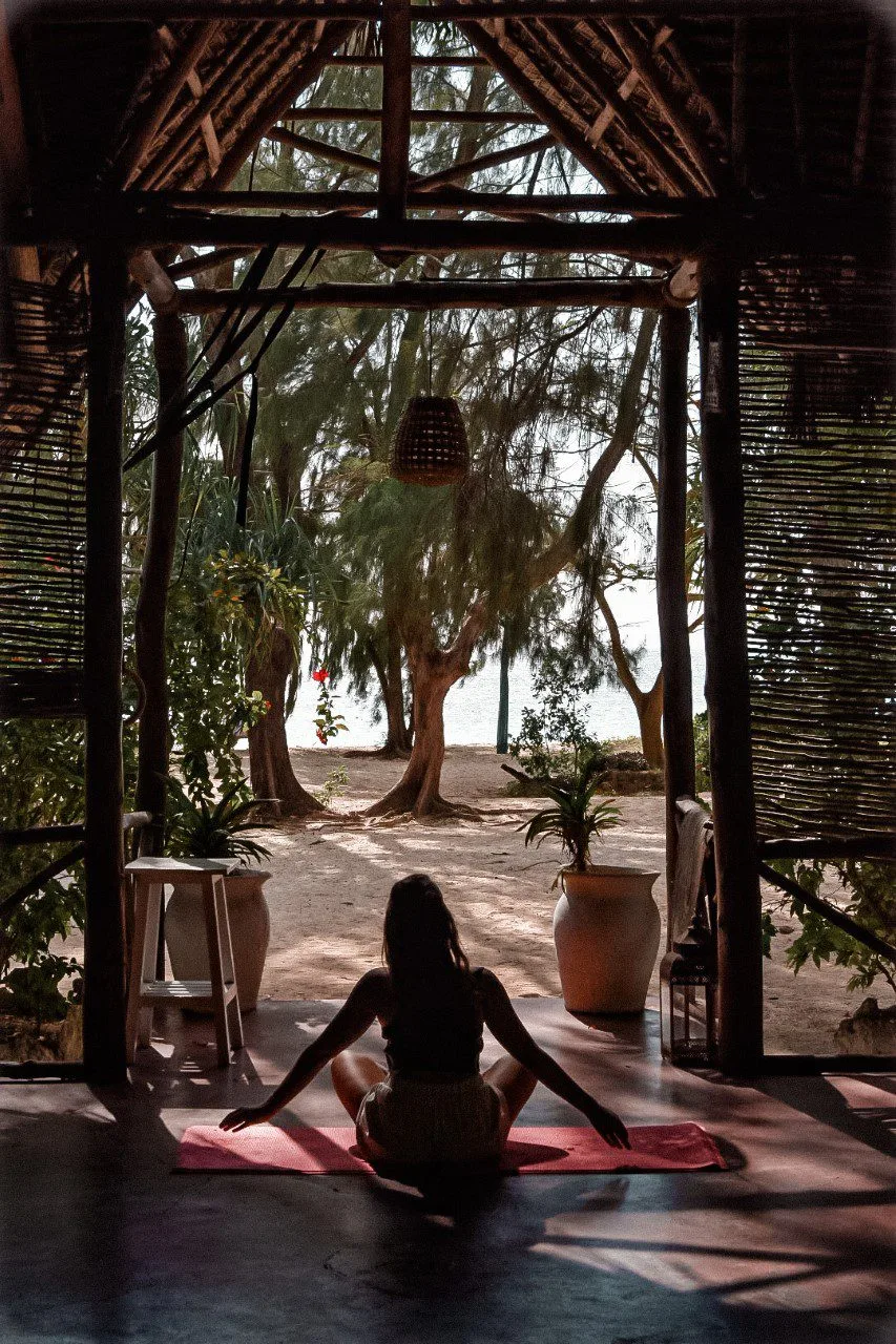 Nous avons fait une séance de yoga face à l'océan : magique pour découvrir Zanzibar !