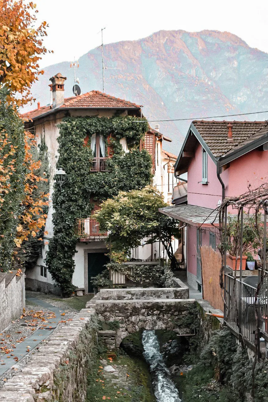 petite cascade au coeur du village de menaggio