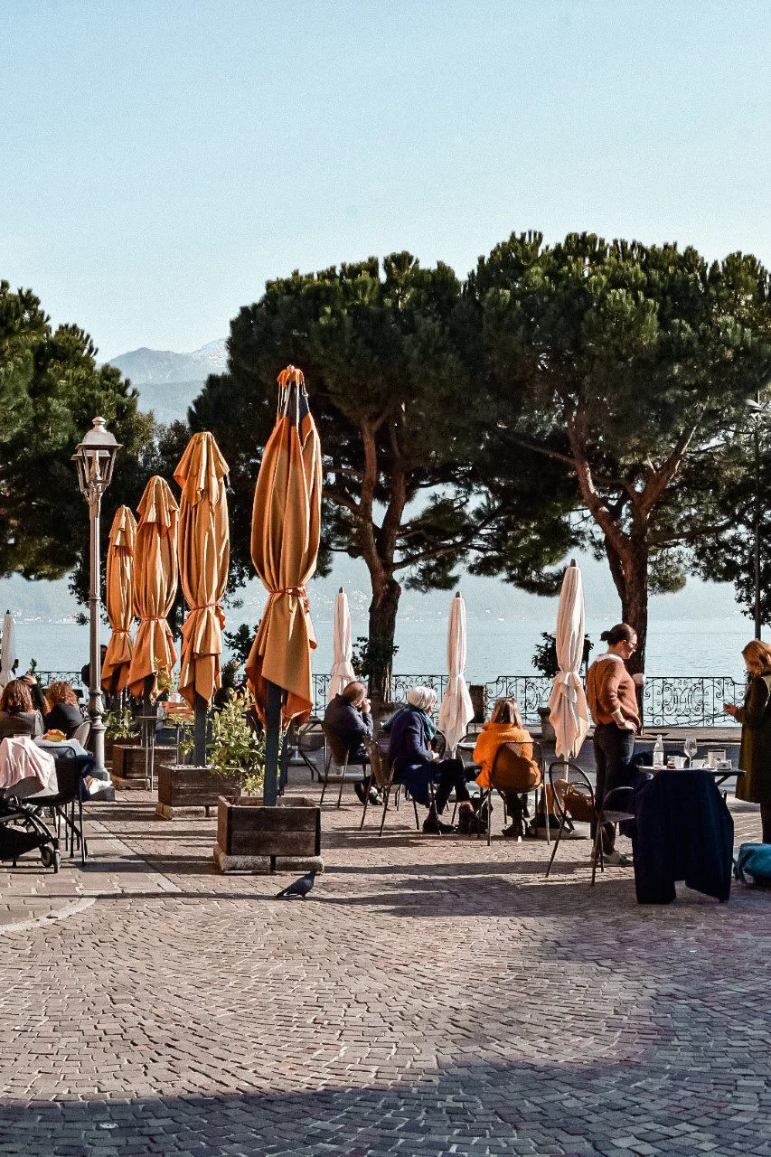 la place principale de menaggio