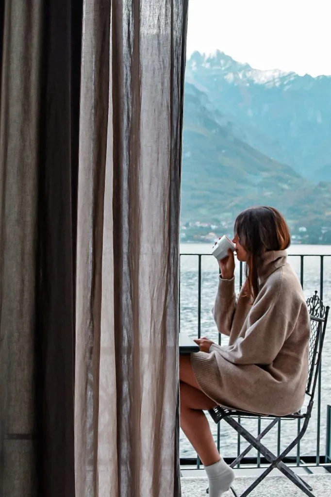 À propos 4 hotel avec une vue sur le lac de come