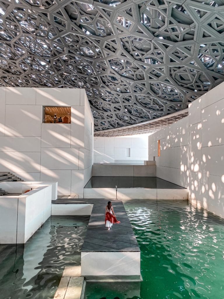 Visiter le Louvre d'Abu Dhabi en 2026 : le guide ultime ! 5 Promenade autour du dôme du Louvre Abu Dhabi : très instagrammable !