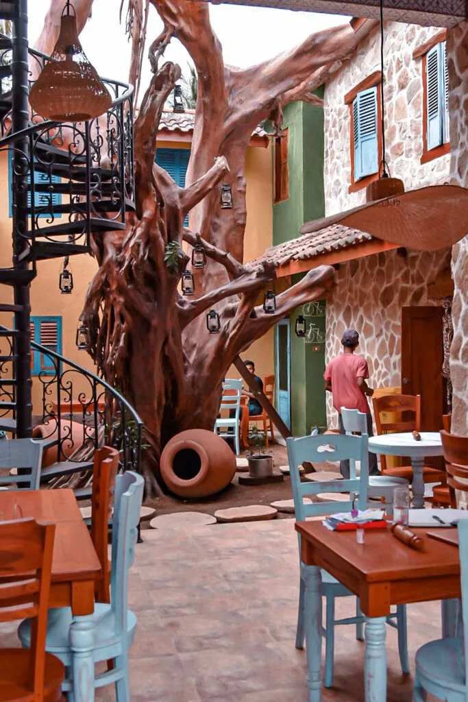 restaurant situe sur le port de gili air