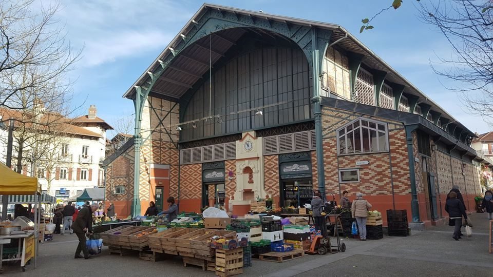 façade des halles de Saint-Jean-de-Luz : l'endroit parfait où manger des plats locaux