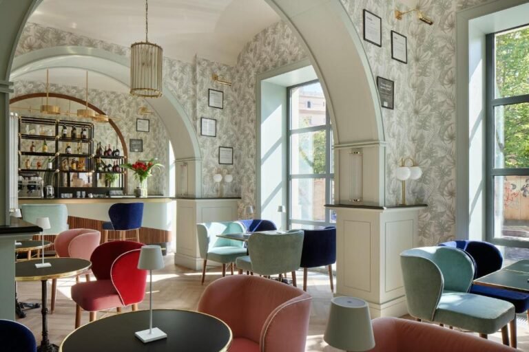 Salle de petit-déjeuner d'un hôtel dans le quartier de Trastevere à Rome
