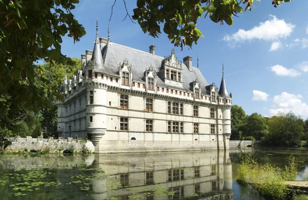 Visiter les châteaux de la Loire : itinéraire sur 2 ou 3 jours 8 le château d'Azay-le-Rideau et son reflet dans l'eau