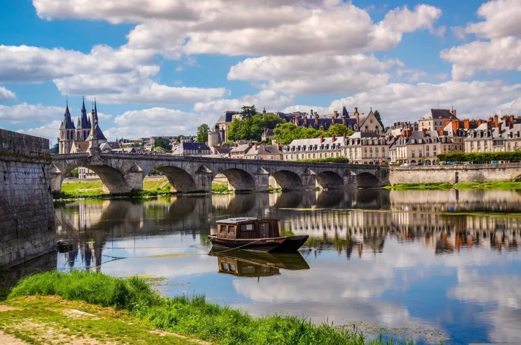 Visiter les châteaux de la Loire : itinéraire sur 2 ou 3 jours 5 vue sur la ville de Blois et son château en centre-ville