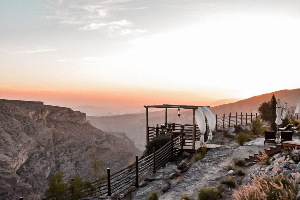 Visiter Oman en une semaine : le meilleur itinéraire 10 Vue panoramique depuis le sommet de Jebel Shams en Oman, à inclure dans un roadtrip d'une semaine