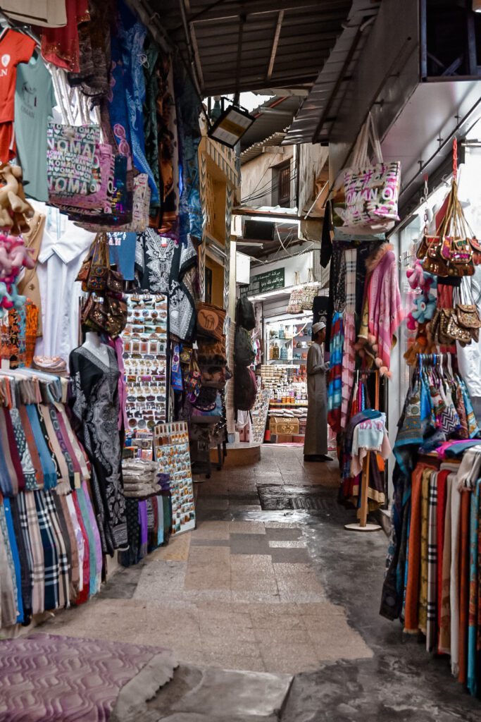 Balade dans les rues du Souq de Mascate à Oman