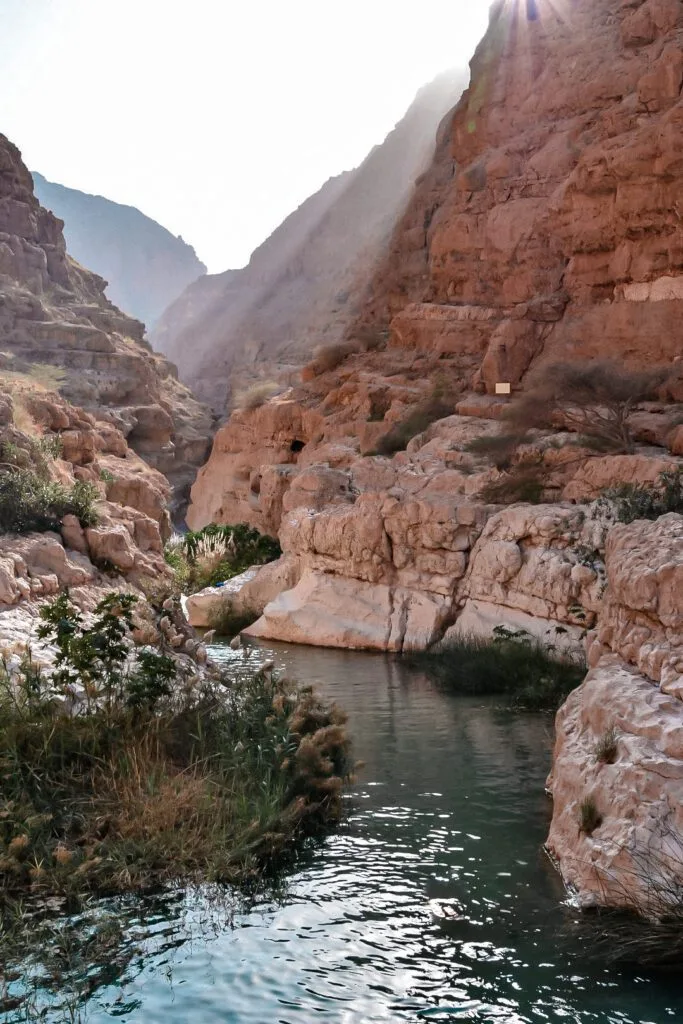 randonnée au Wadi Shab lors d'un road trip en 4x4 à Oman