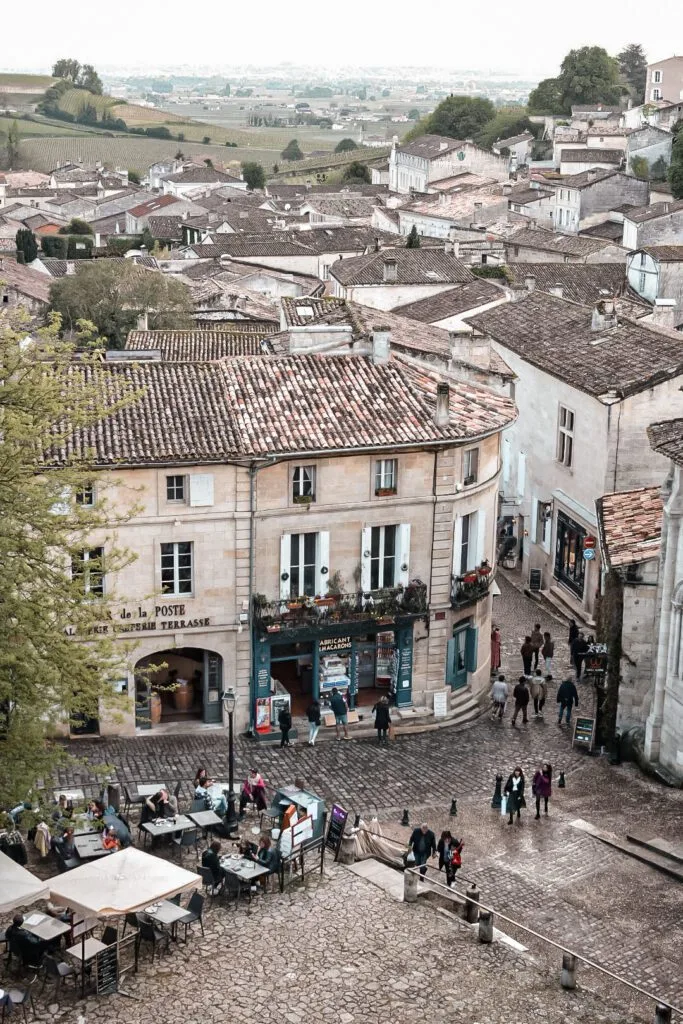 vue sur la place de la ville lors de ma visite de Saint-Émilion