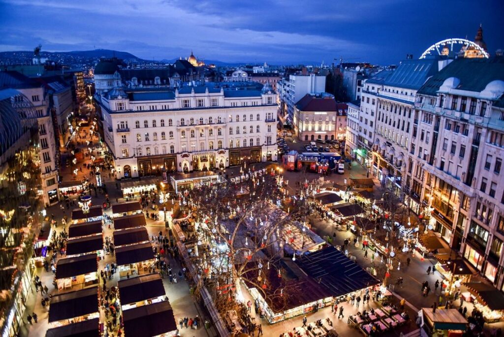 Le marché de Noël de Budapest vu du ciel
