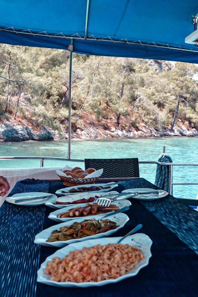 repas sur le bateau lors d'une excursion depuis Fethiye
