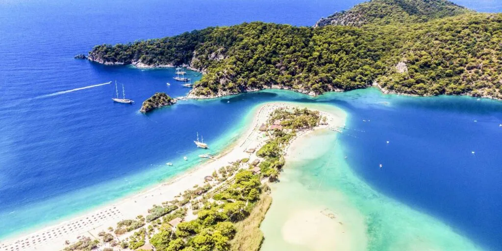 Visiter Fethiye : que faire et que voir ? 2 détente à la plage d'oludeniz lors d'un voyage à Fethiye
