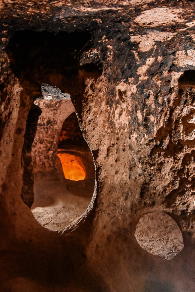 les chambres antiques de la ville souterraine de Derinkuyu