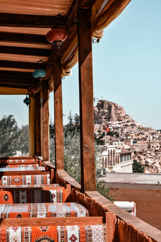 Visiter la Cappadoce en 3 jours 10 Vue sur Uçhisar et sa forteresse depuis la terrasse d'un restaurant
