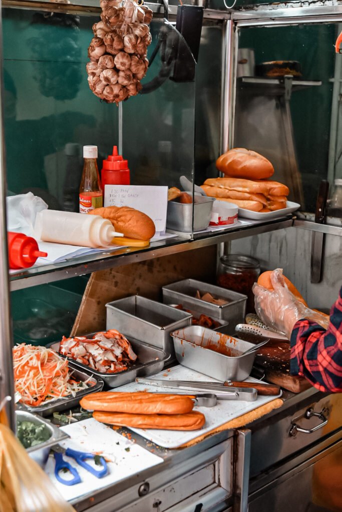 confection d'un Banh Mi dans le centre historique d'Hanoï