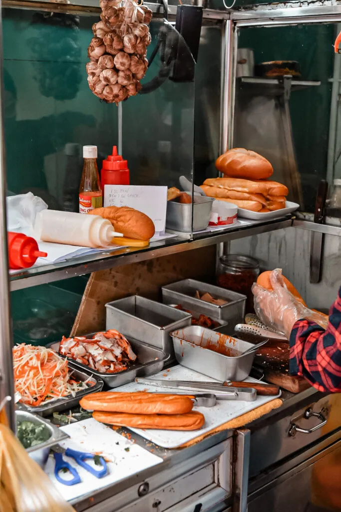 Visiter Hanoï en 2 jours : itinéraire complet ! 5 confection d'un Banh Mi dans le centre historique d'Hanoï