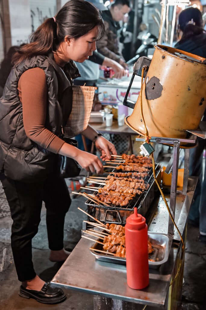 petit stand de street food près du lac d'Hanoï